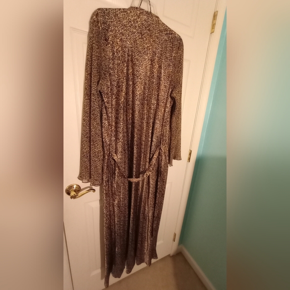 Blue floral nightgown and robe & leopard robe - Picture 12 of 13